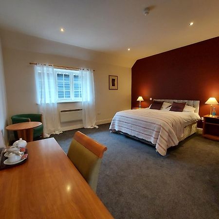 The Coach And Horses Bed & Breakfast Уинчестър Екстериор снимка
