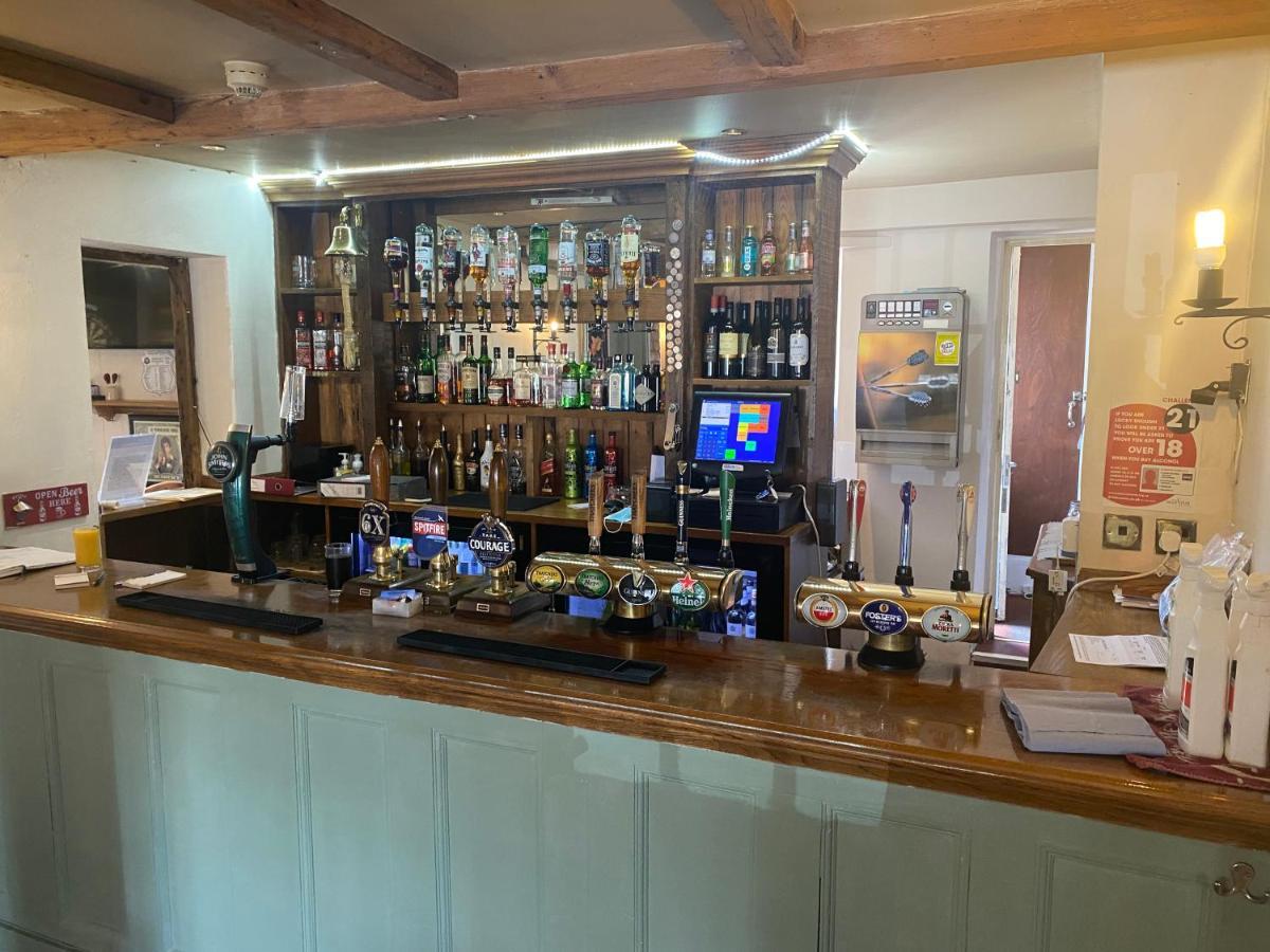 The Coach And Horses Bed & Breakfast Уинчестър Екстериор снимка