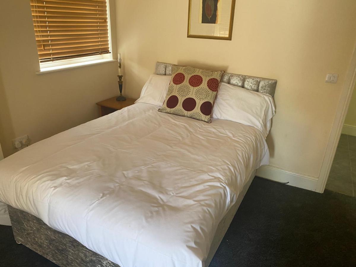 The Coach And Horses Bed & Breakfast Уинчестър Екстериор снимка