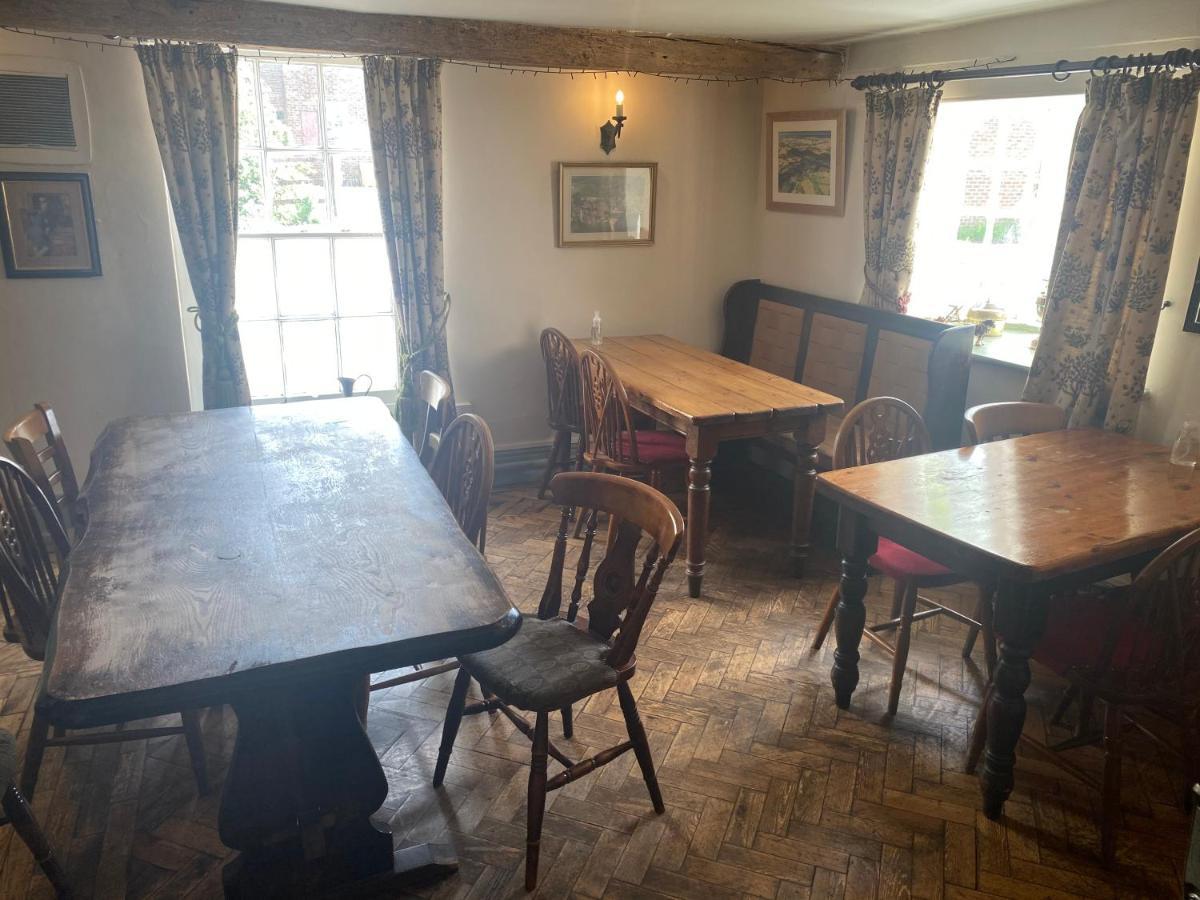 The Coach And Horses Bed & Breakfast Уинчестър Екстериор снимка