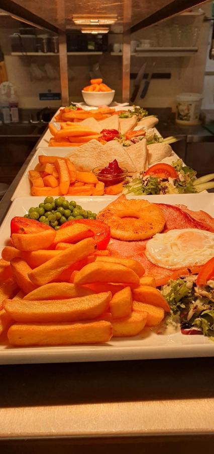 The Coach And Horses Bed & Breakfast Уинчестър Екстериор снимка