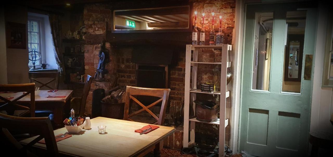The Coach And Horses Bed & Breakfast Уинчестър Екстериор снимка