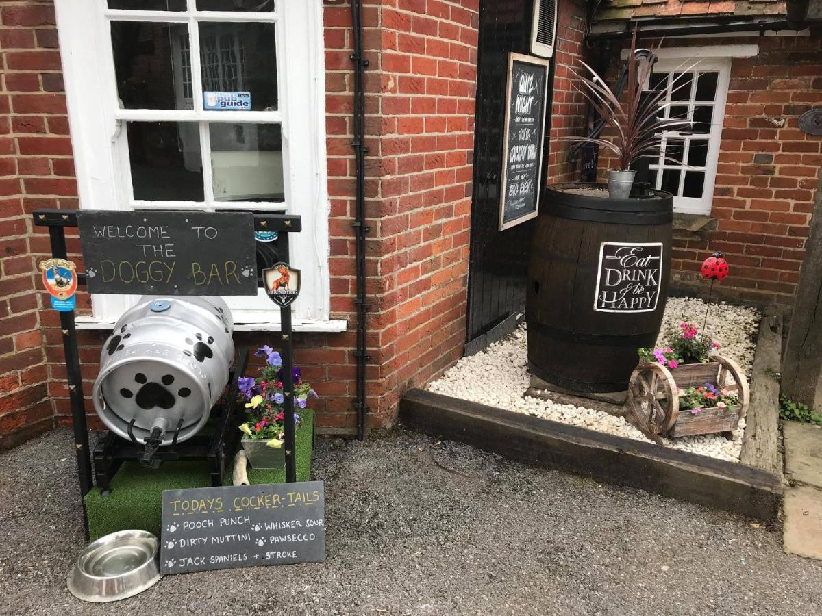 The Coach And Horses Bed & Breakfast Уинчестър Екстериор снимка