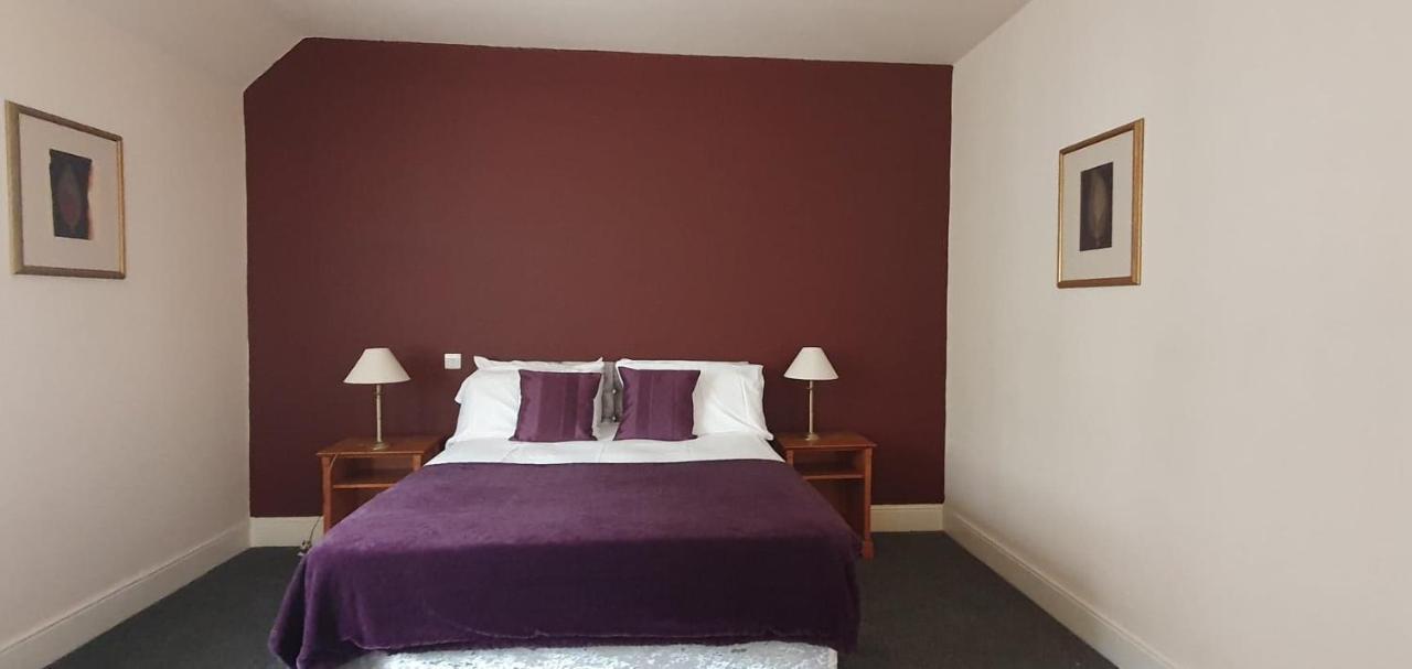 The Coach And Horses Bed & Breakfast Уинчестър Екстериор снимка