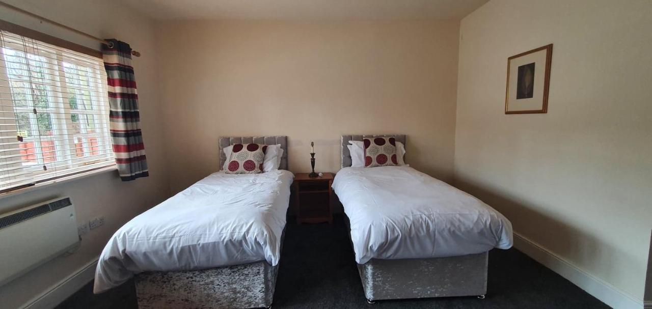 The Coach And Horses Bed & Breakfast Уинчестър Екстериор снимка
