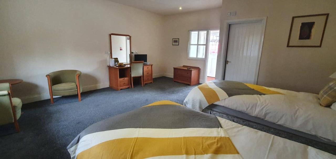 The Coach And Horses Bed & Breakfast Уинчестър Екстериор снимка