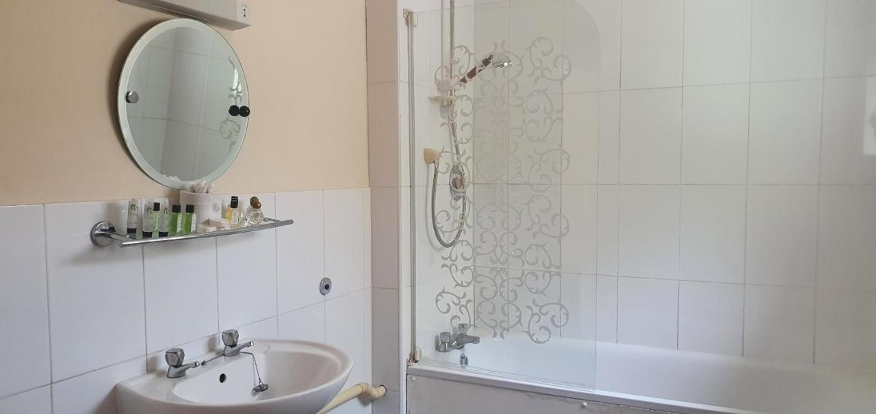 The Coach And Horses Bed & Breakfast Уинчестър Екстериор снимка