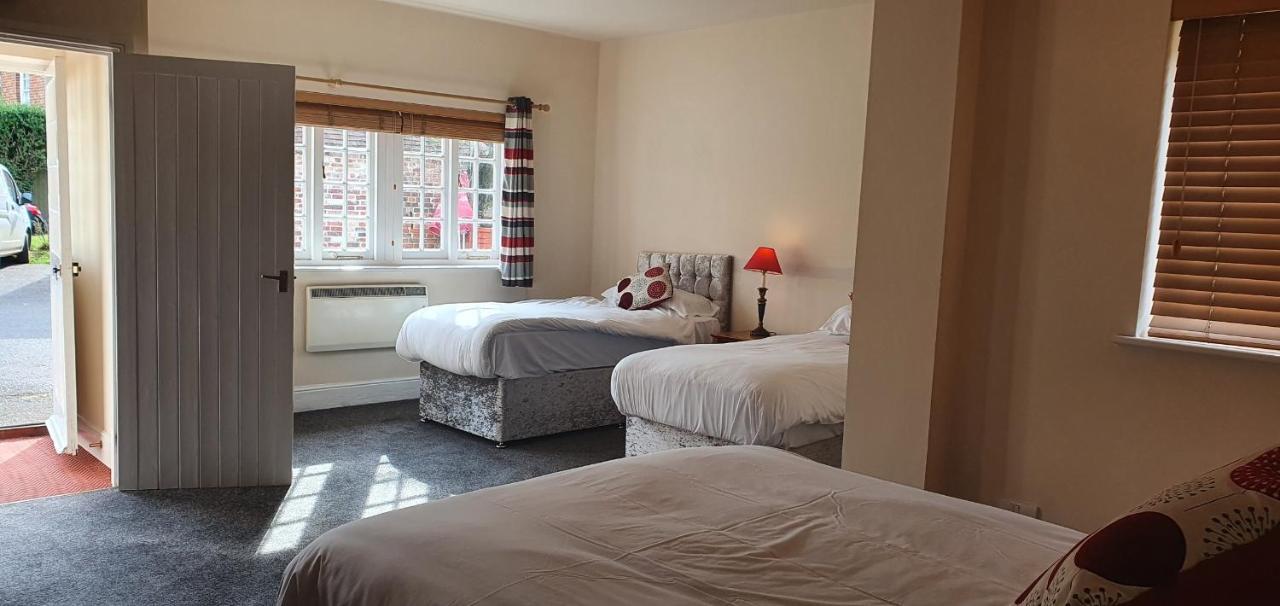 The Coach And Horses Bed & Breakfast Уинчестър Екстериор снимка