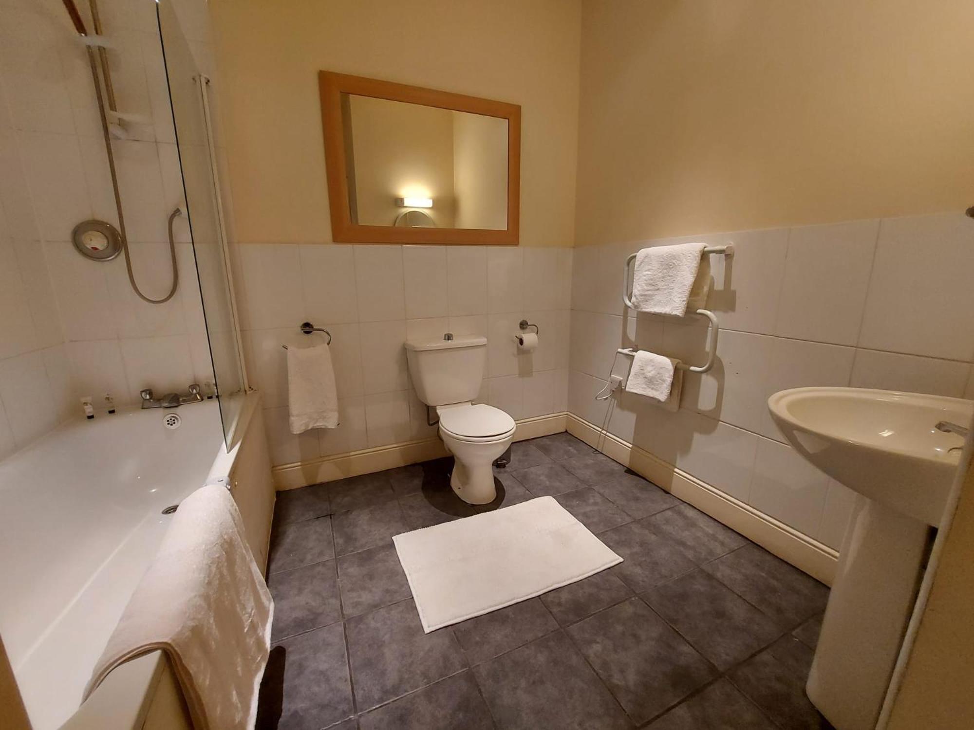 The Coach And Horses Bed & Breakfast Уинчестър Екстериор снимка